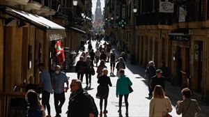 Gente paseando por la Parte Vieja de Donostia. Foto de archivo: EFE