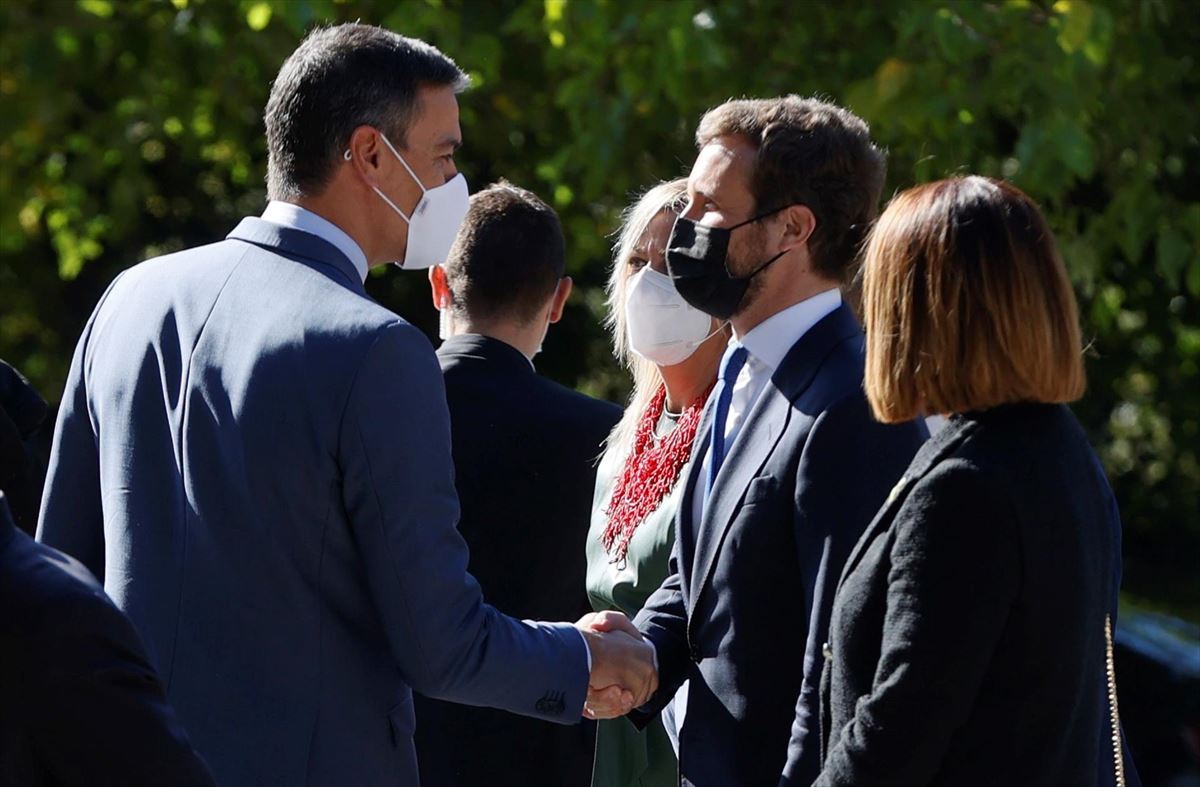 Sánchez saluda a Casado en la entrega de la XIV edición del Premio Europeo Carlos V. Foto: EFE