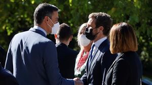 Sánchez saluda a Casado en la entrega de la XIV edición del Premio Europeo Carlos V. Foto: EFE
