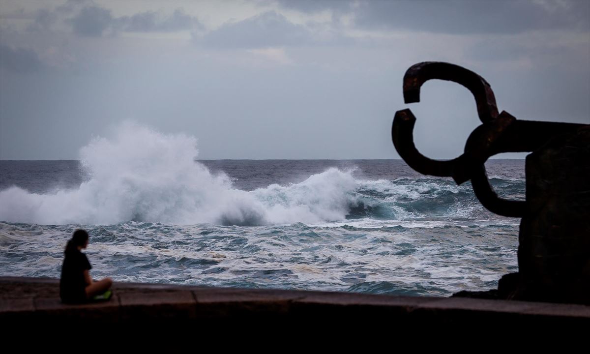 Para este fin de semana se esperan olas de cuatro o cinco metros. Foto de archivo: EFE