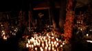 Velas iluminando un altar de un fallecido en el panteón de Tzinzuntzan.