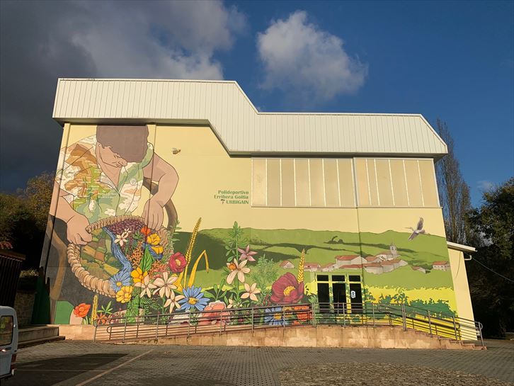 'Entre montes trío armania y diversidad'. Título del nuevo mural ubicado en el concejo de Pobes