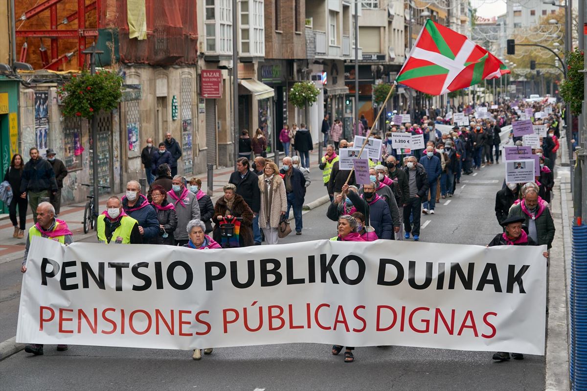 Manifestación contra la reforma de las pensiones, en Vitoria-Gasteiz. Foto: Efe
