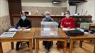 Mari Carmen, Juan e Israel en la Mesa Electoral del concejo de Ollávarre (Iruña de Oca)