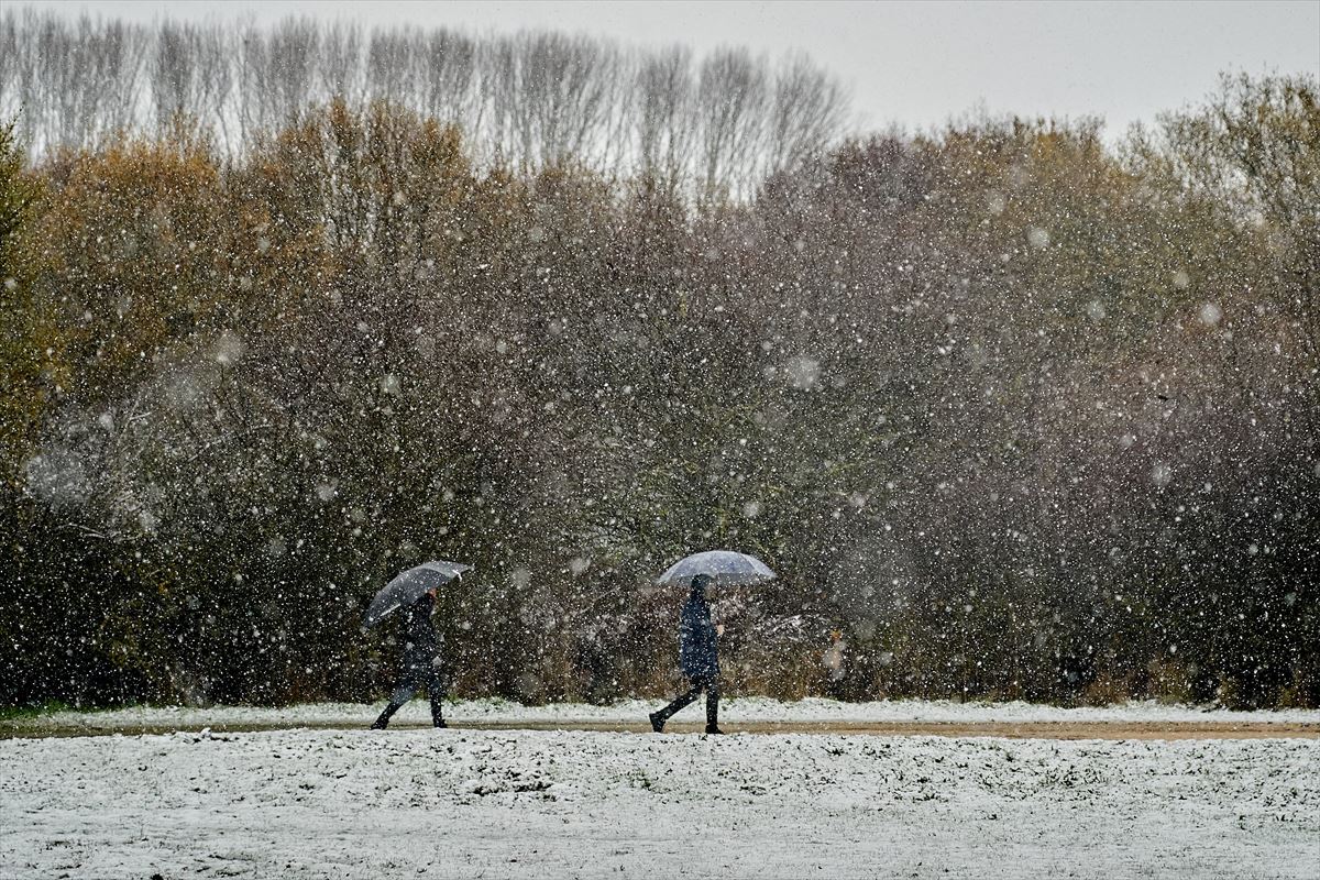 Dos personas pasean en Vitoria-Gasteiz mientras nieva. Foto de archivo: EFE