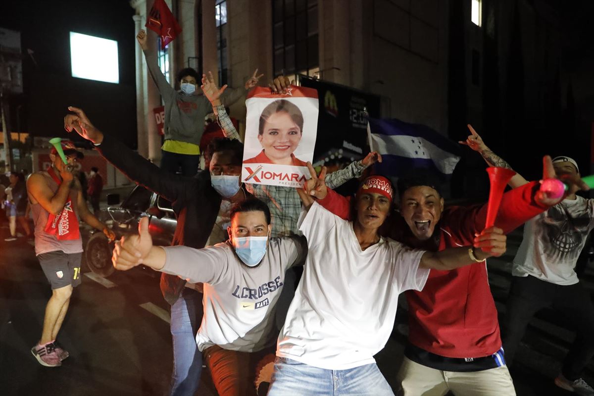 Votantes de Castro celebran la victoria en Tegucigalpa. 