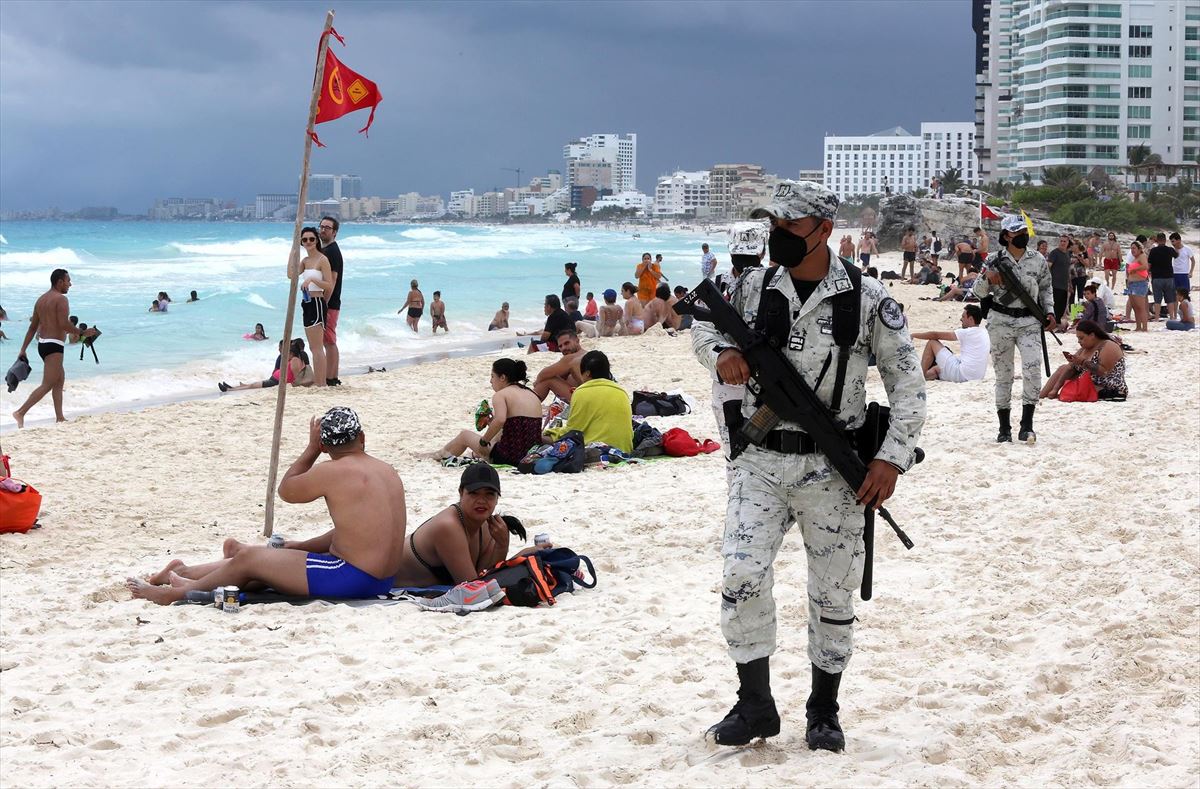 Policía en la playa de Cancún.