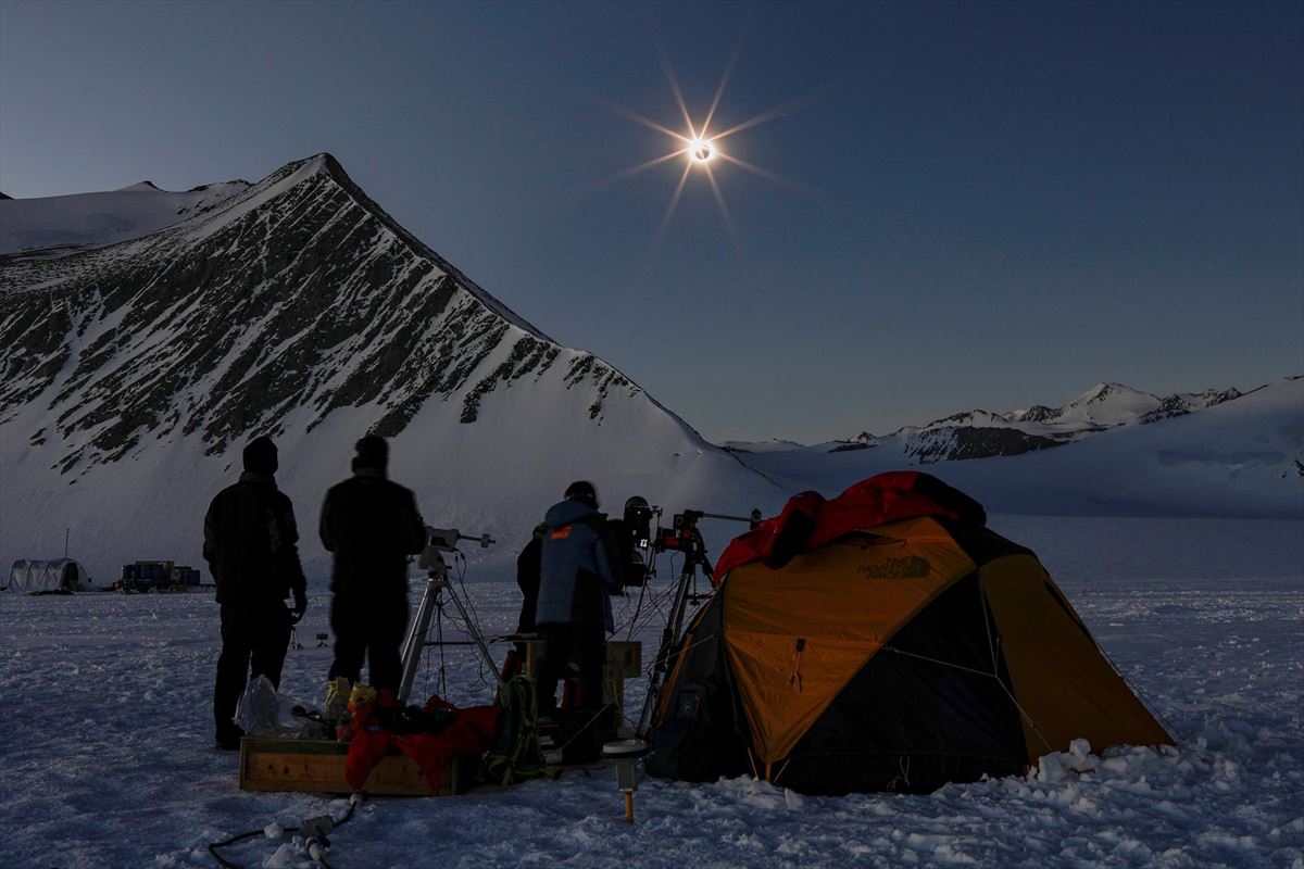 Eclipse solar total en la Antártida chilena.