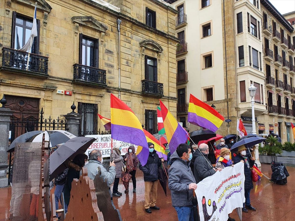 Concentración republicana en San Sebastián. Foto: Twitter @pce_epk