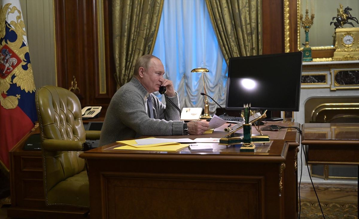 El presidente ruso Vladimir Putin hablando por teléfono en su despacho
