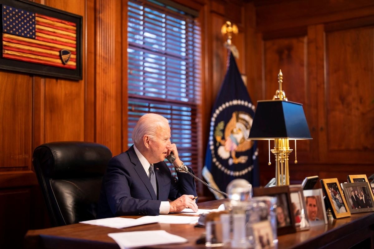 Joe Biden al teléfono