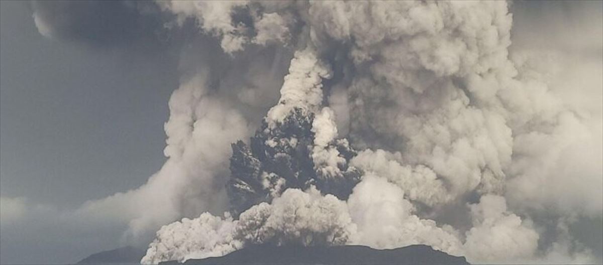 El volcán ha lanzado una enorme nube de ceniza al aire. Foto: Tonga Geological Services