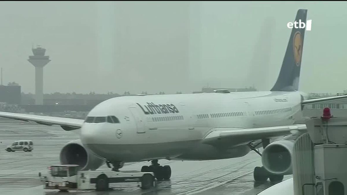Lufthansaren hegazkin bat. Agentzietako bideo batetik ateratako irudia.