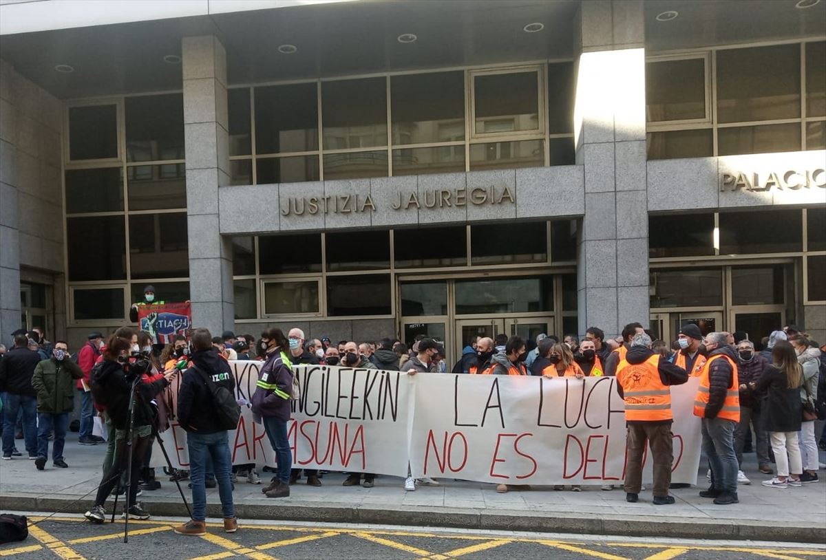 Concentración frente a los juzgados de Bilbao. Foto: LAB Industria