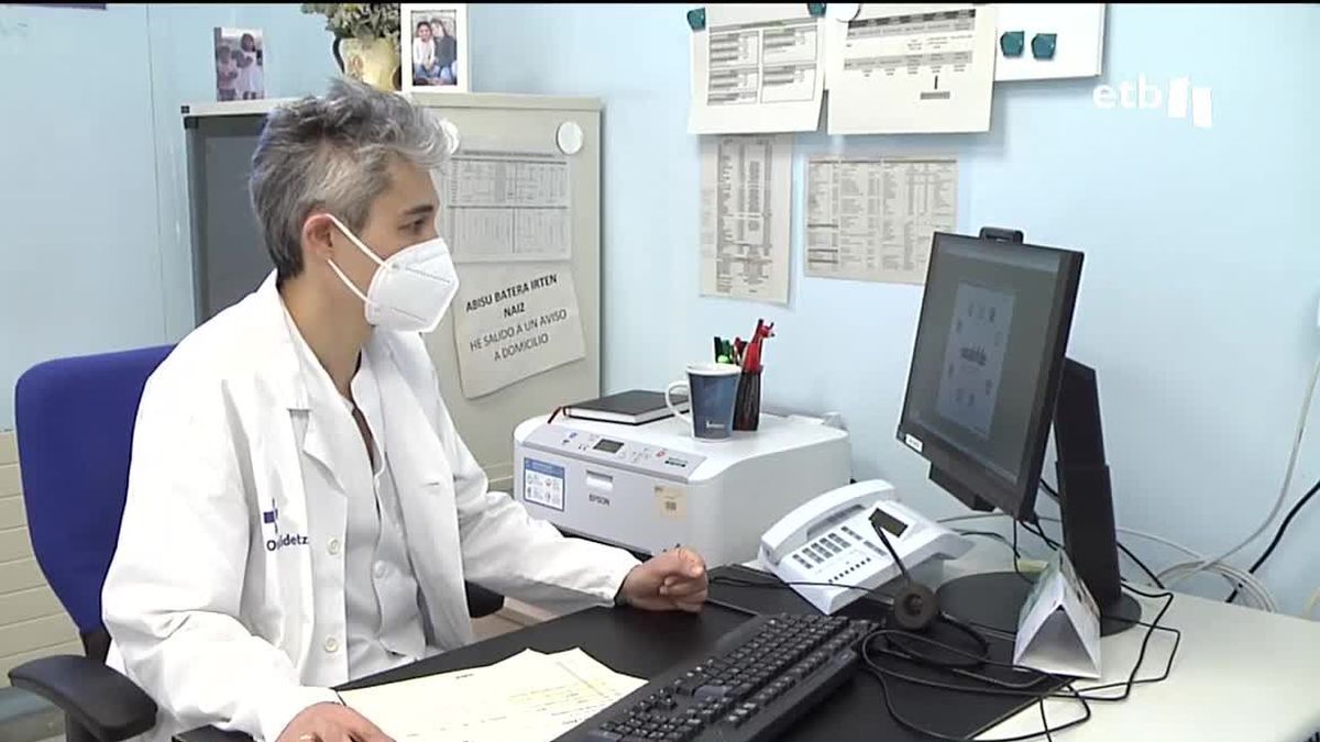 Un médico de familia de Atención Primaria. Captura de imagen de un vídeo de EITB Media.