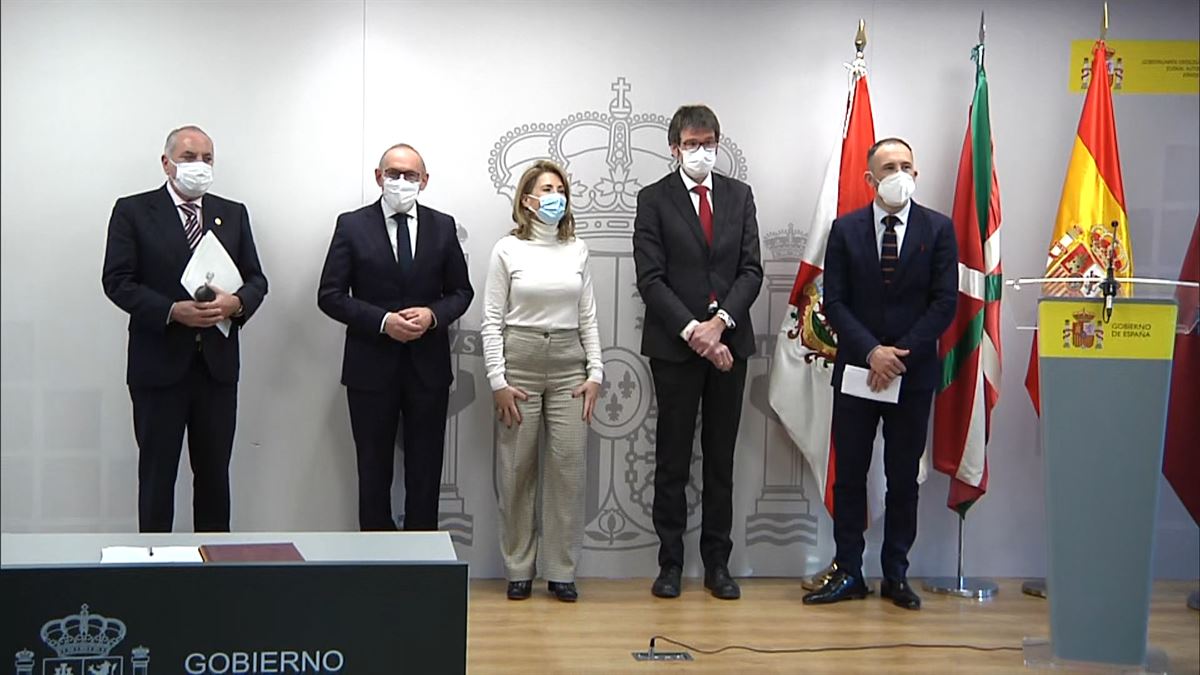 Las autoridades firman el protocolo para la llegada del TAV a Bilbao y Vitoria-Gasteiz. 