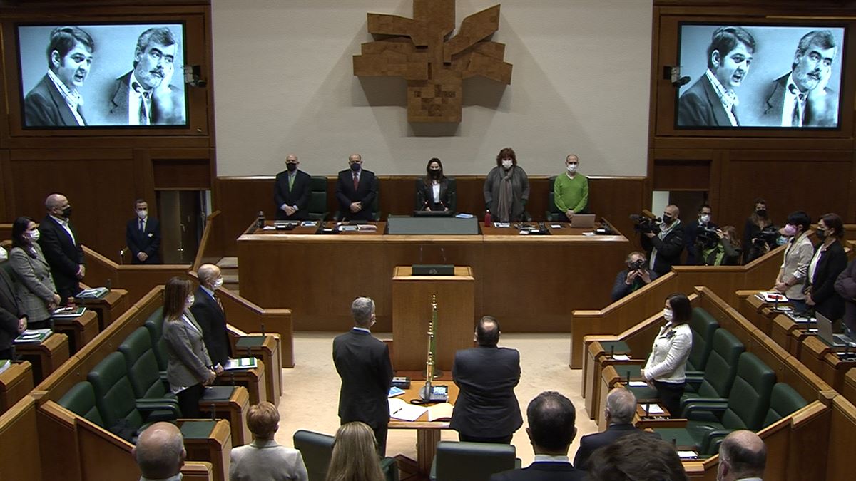 Minuto de silencio en el Parlamento Vasco. Imagen obtenida de un vídeo del Parlamento Vasco.