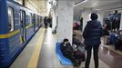 Cientos de personas pasan la noche en el metro de Kiev. EFE