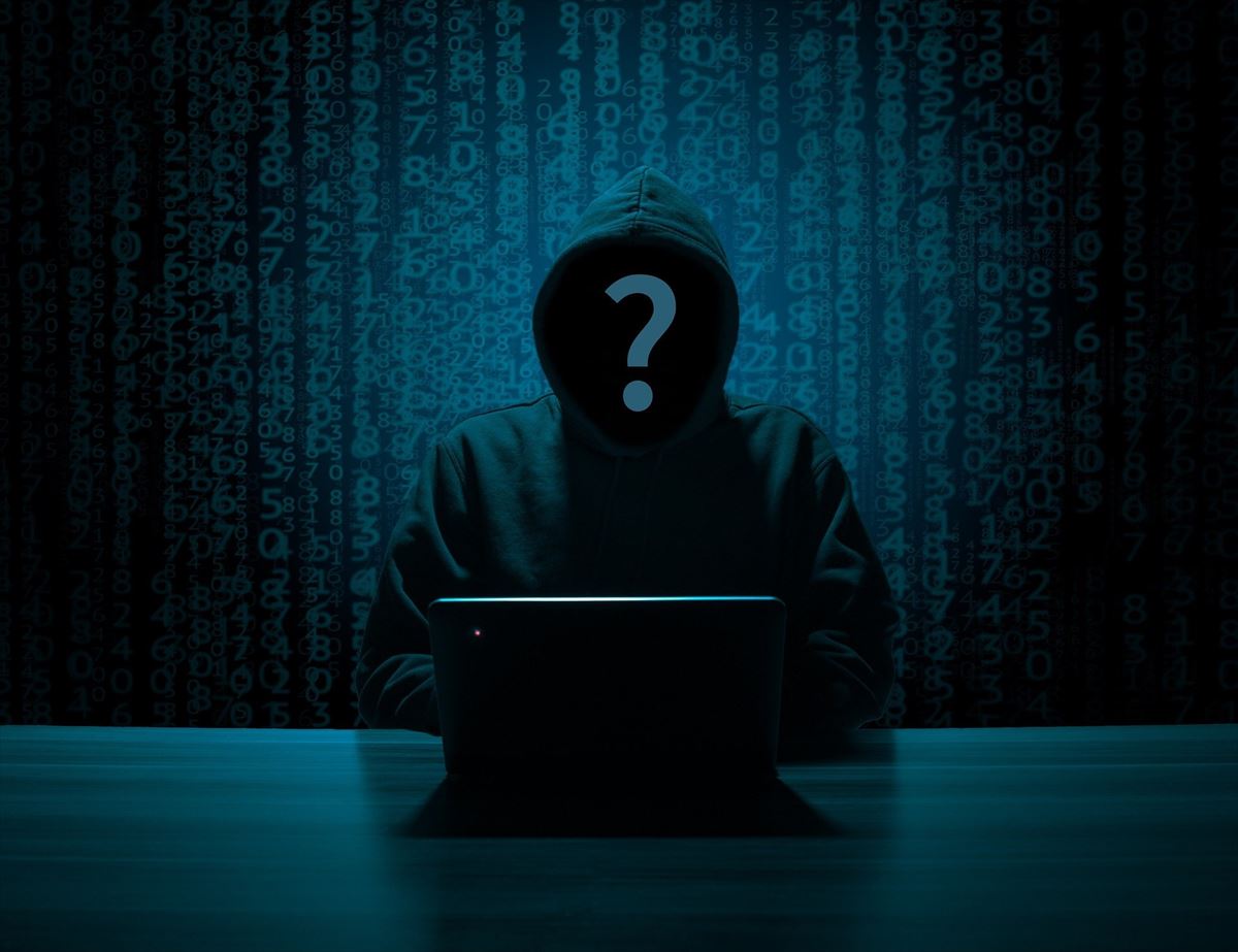 Un hacker frente a un ordenador. Imagen: Pixabay