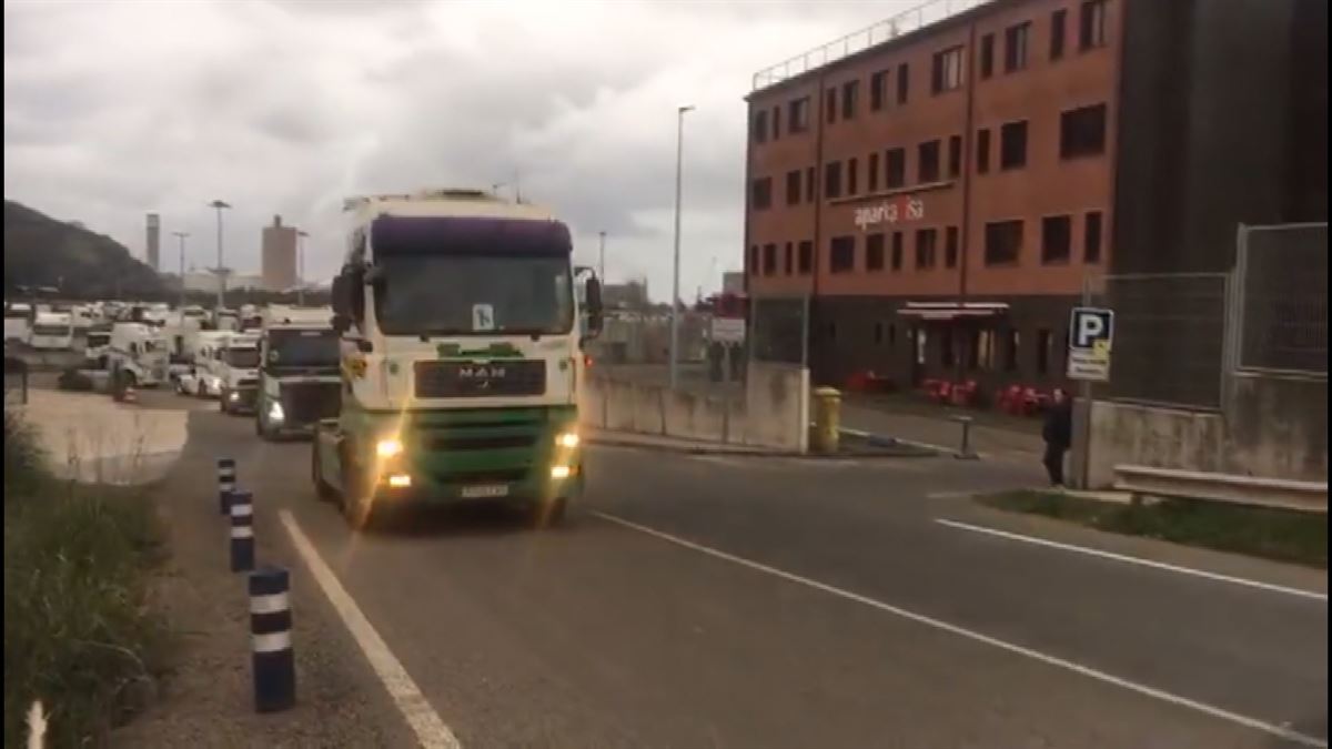 Camiones saliendo de Zierbena. Imagen obtenida de un vídeo de Euskadi Irratia.