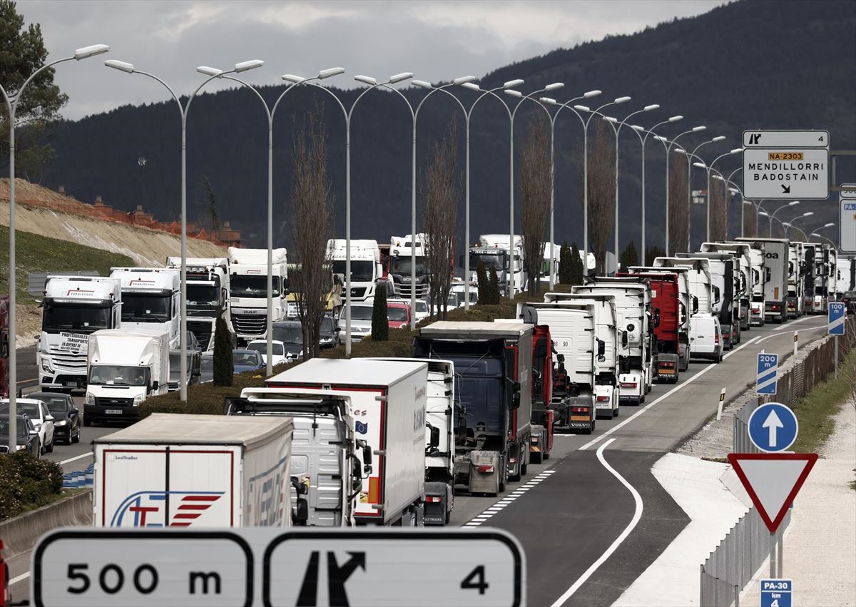 Imagen de camioneros parados en Navarra en la huelga de marzo. Foto: EFE