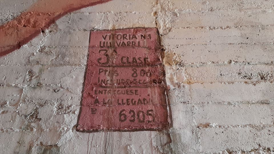 Varios antiguos billetes del Ferrocarril Vasco-Navarro ha quedado reflejado en los muros del túnel de Huecomadura