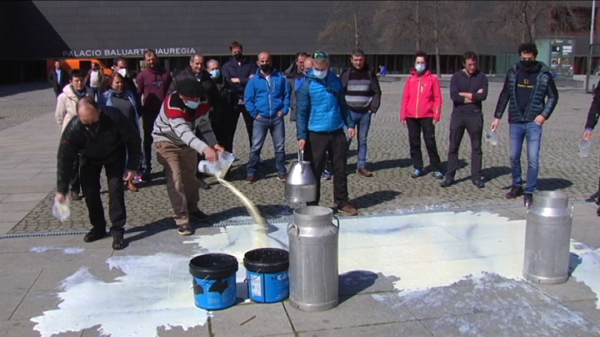 Ganaderos derraman leche en Pamplona. Imagen obtenida de un vídeo de EITB Media.