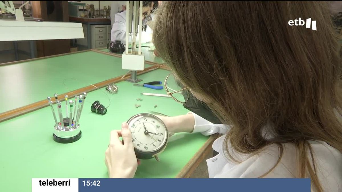 Escuela de relojería. Foto obtenida de un vídeo de EITB Media.