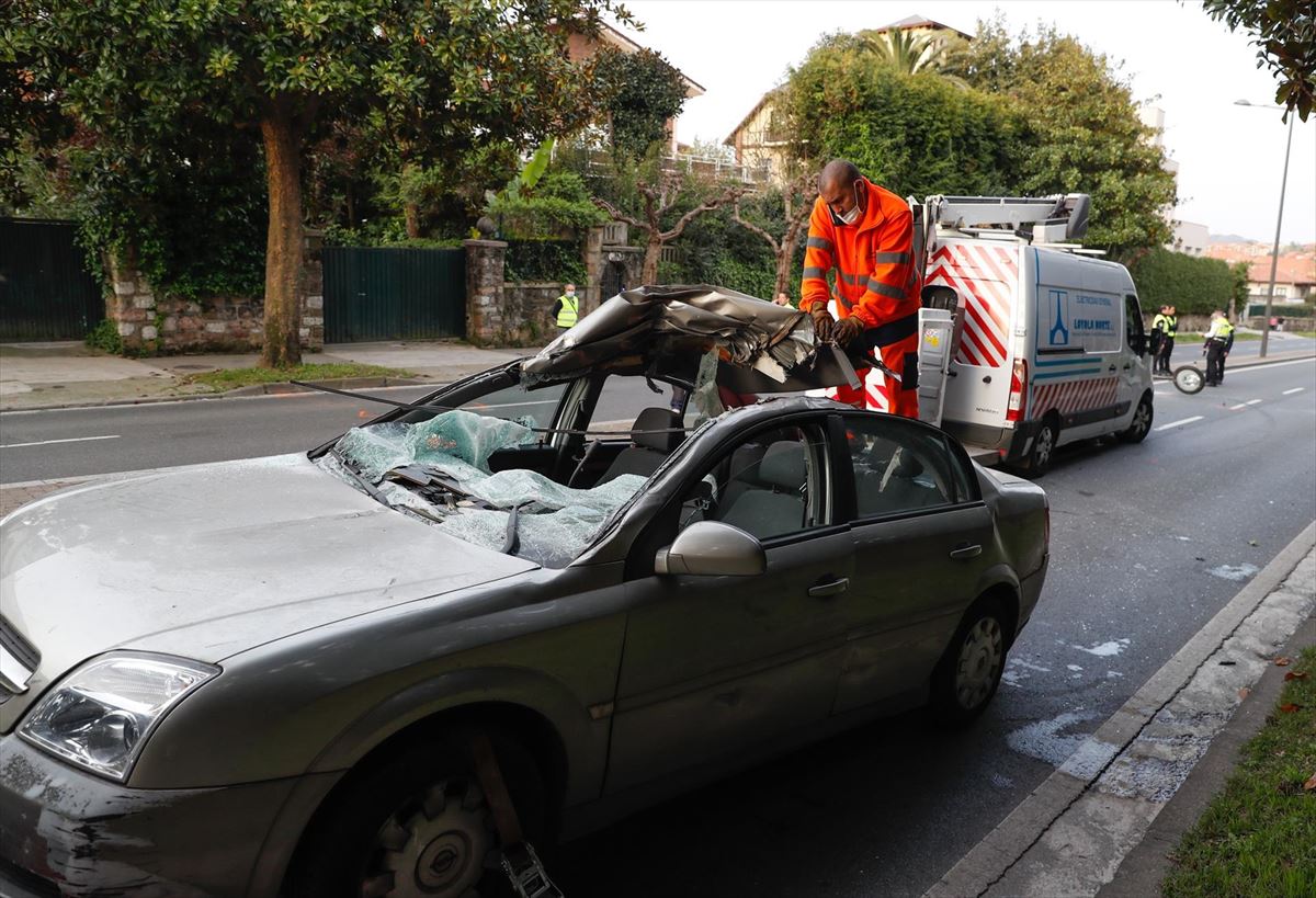 Accidente entre dos coches y una moto, en San Sebastián.