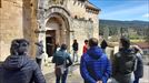 8.-Juan Carlos Abascal y Yolanda Sobrón explican el significado de las distintas muescas en la piedra de la portada de la iglesia de San Román