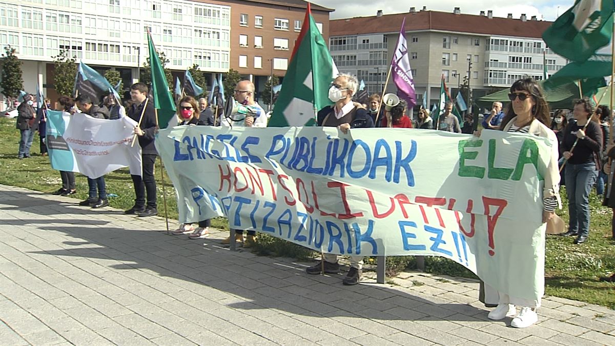Langileek protesta egin dute Lakuan (Gasteiz). 