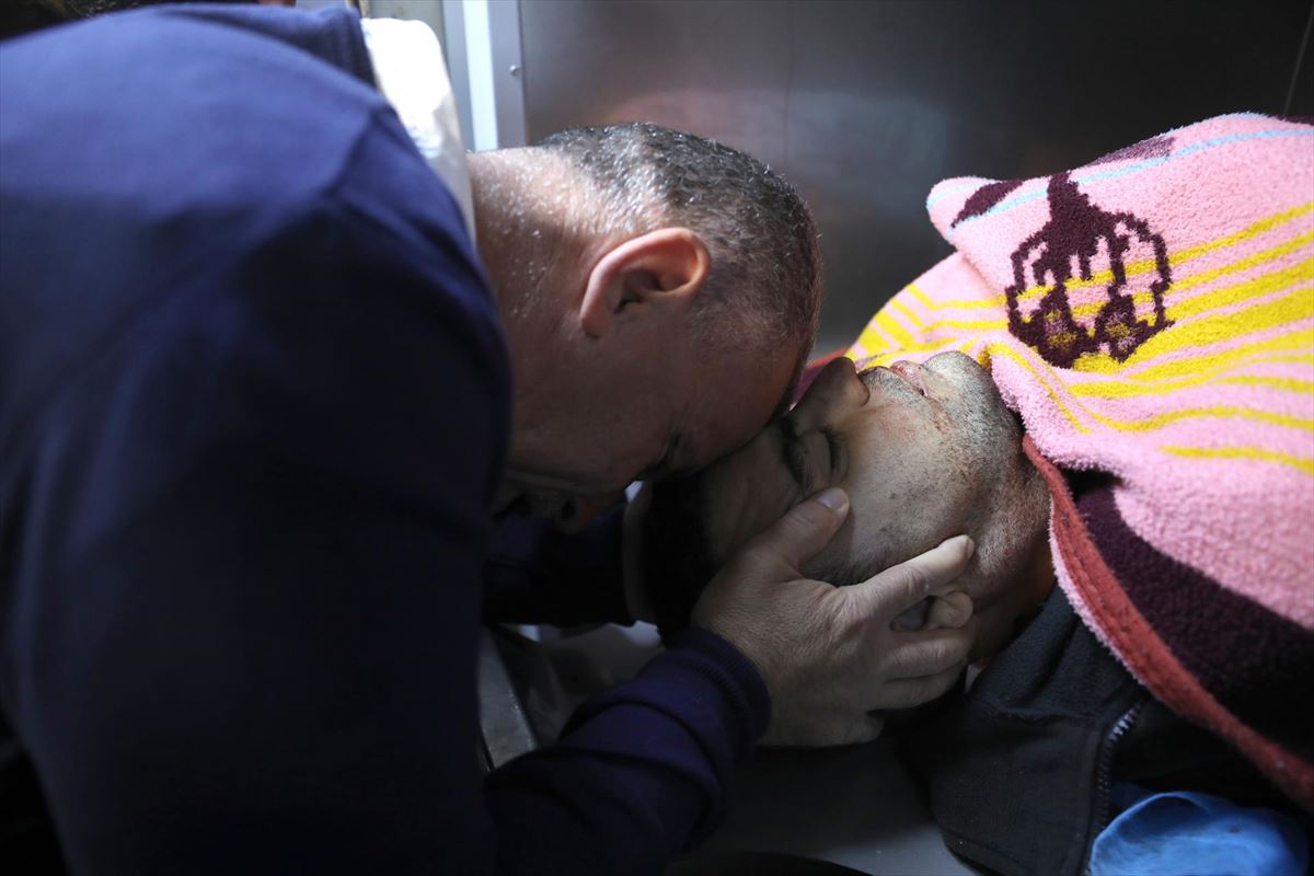 Un hombre llora a una de las víctimas de Israel de las últimas horas. EFE