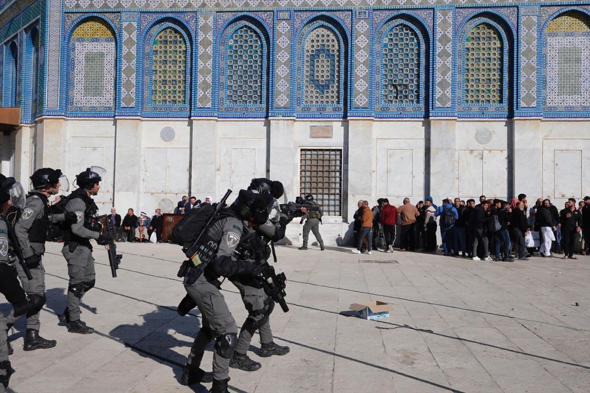 La policía israelí en el recinto de la mezquita de Al-Aqsa en Jerusalén