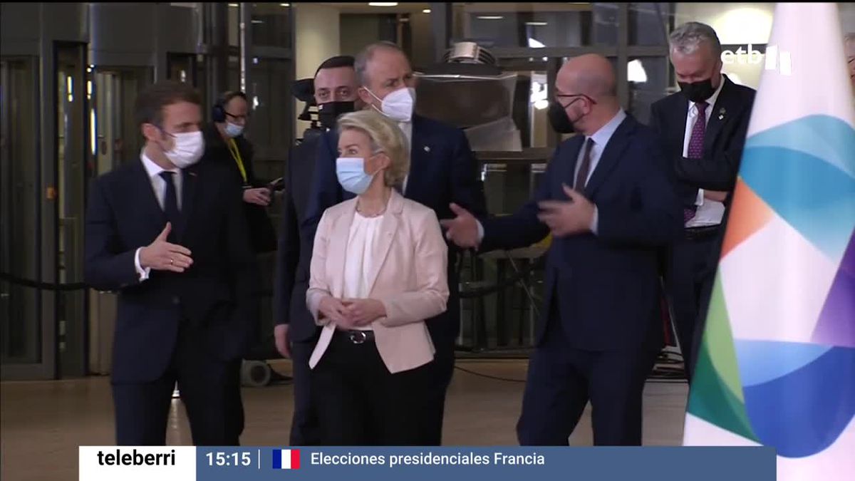 Macron y Ursula von der Leyen. Una foto sacada de un vídeo de EITB Media.