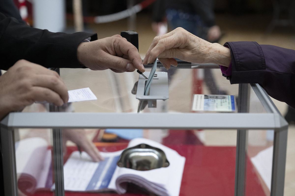 Una persona deposita su voto en las últimas elecciones francesas. Foto: EFE