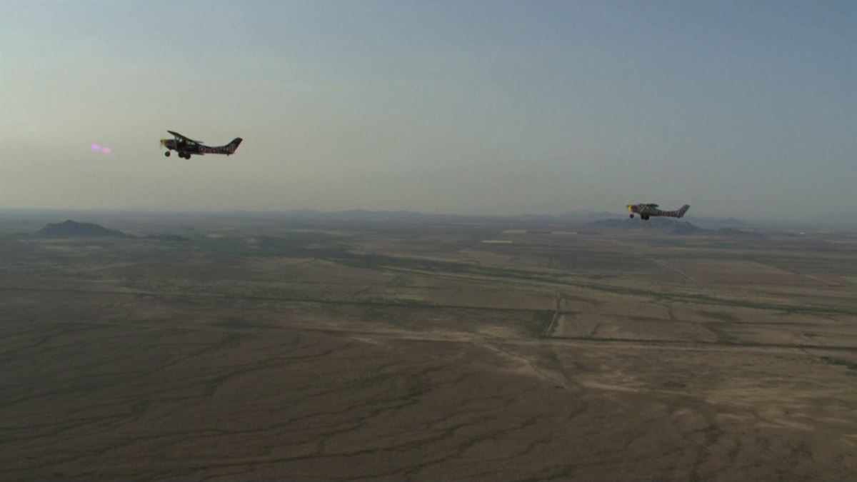 Los dos aviones en el aire. Imagen obtenida de un vídeo de Agencias.