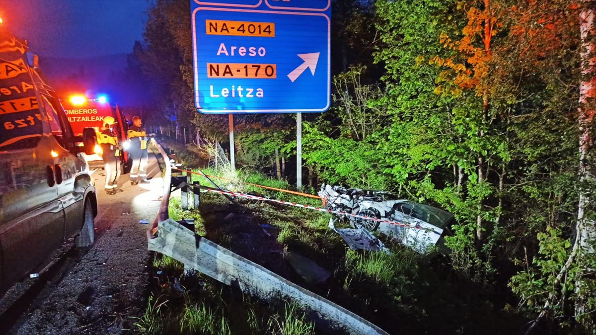 Accidente en el kilómetro 137,5 de la Autovía de Leitzaran, en Areso. Foto: Bomberos de Navarra