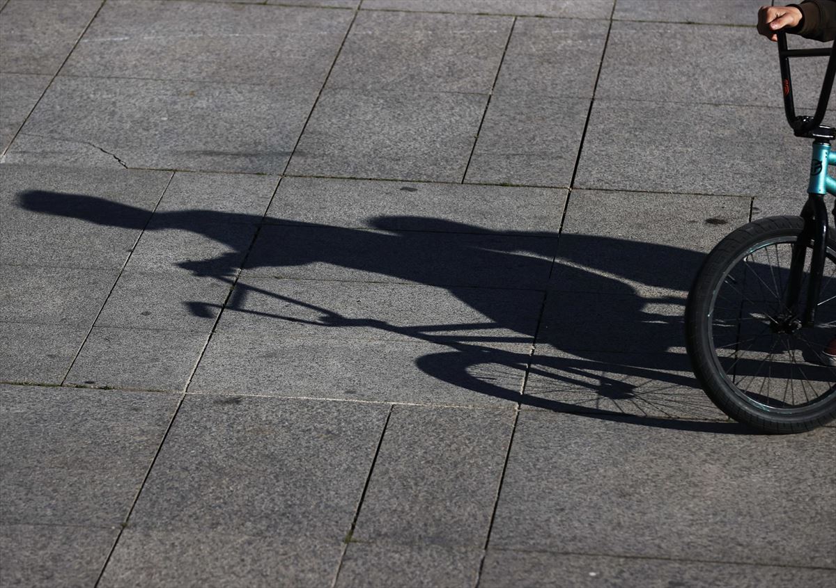 Sombra de una bicicleta en la Plaza Castillo de Pamplona. Foto: EFE