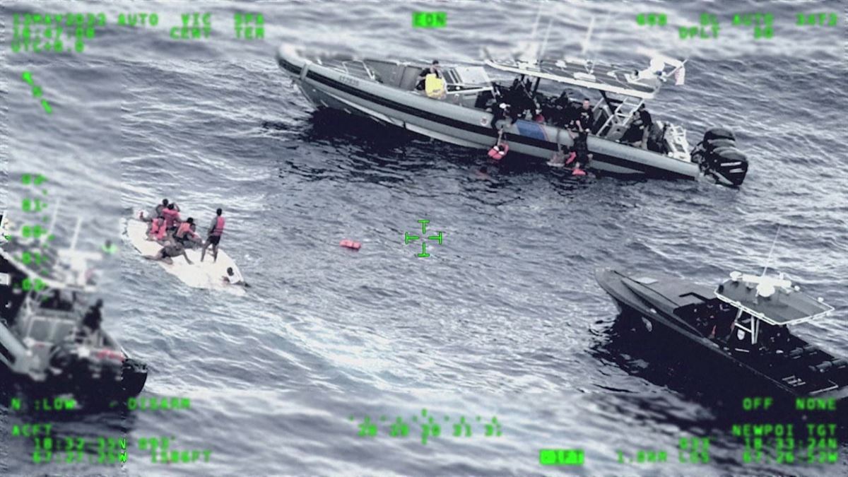 Rescate de los supervivientes. Imagen obtenida de un vídeo de Agencias.