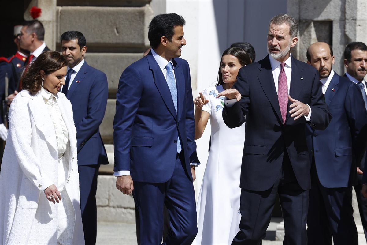 El emir de Catar, el jeque Tamim Bin Hamad Al Thani, junto al rey Felipe VI en Madrid. Foto: EFE