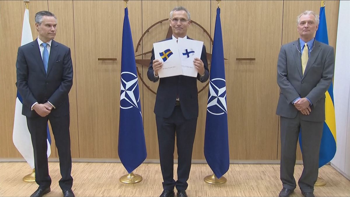 Entrega de solicitud de ingreso en la OTAN. Imagen obtenida de un vídeo de Agencias.
