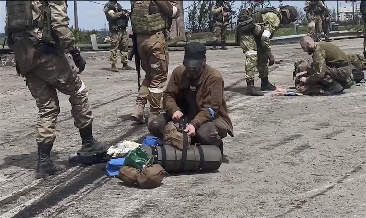 Militares ucranianos se entregan en Azovstal. EFE
