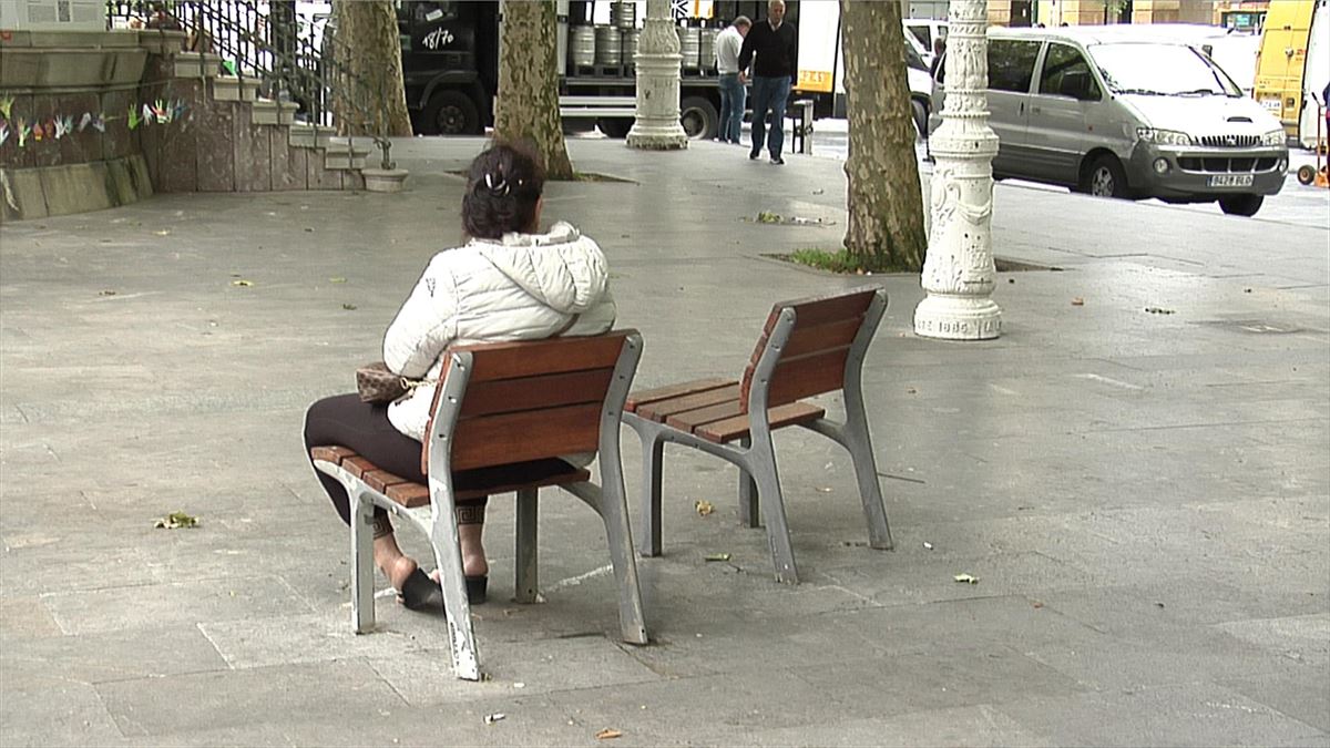 Uno de cada tres gipuzkoanos mayores de 55 años sufre de soledad. Imagen extraída del vídeo.