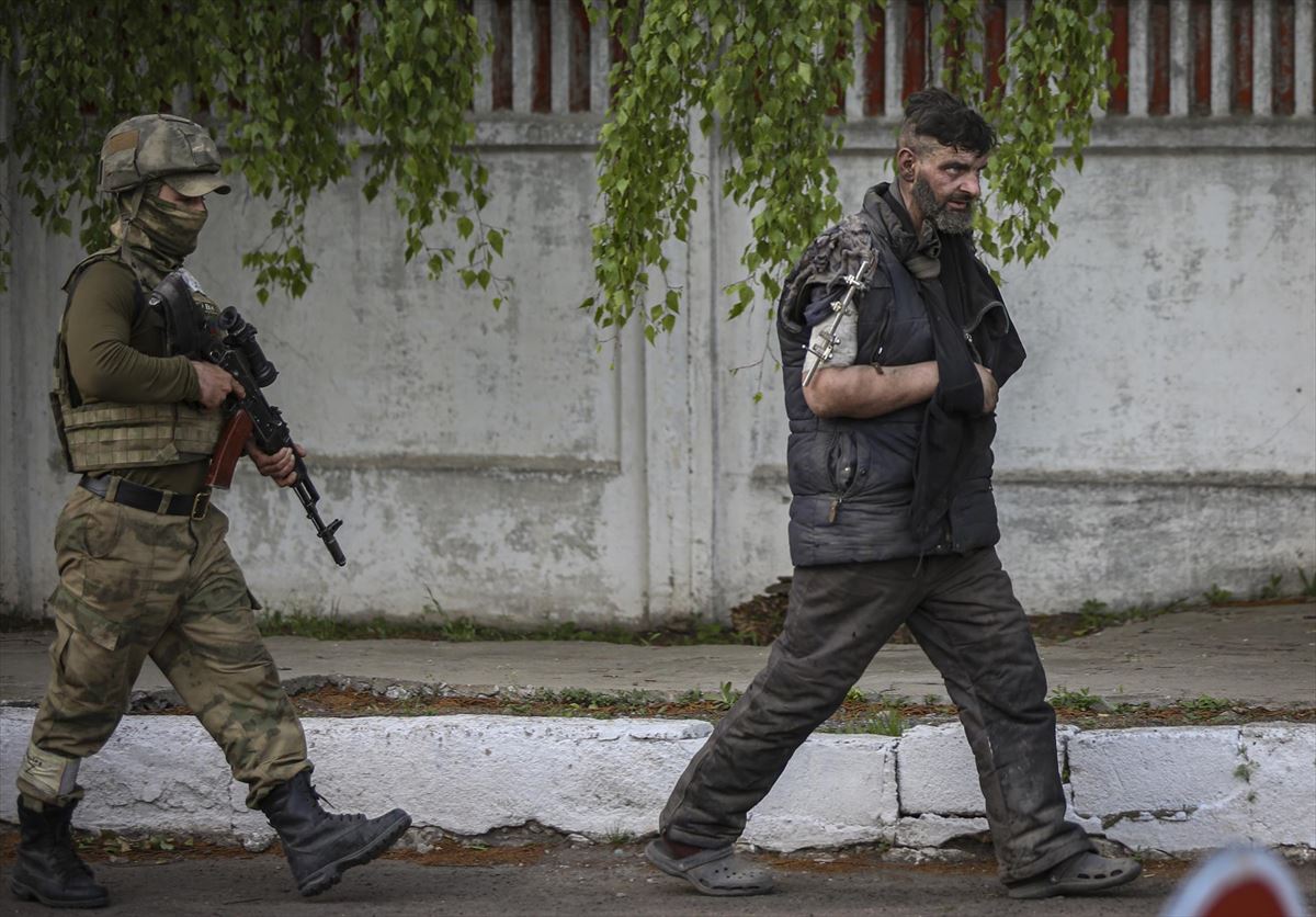 Evacuación de un combatiente ucraniano de Azvostal. Foto: EFE