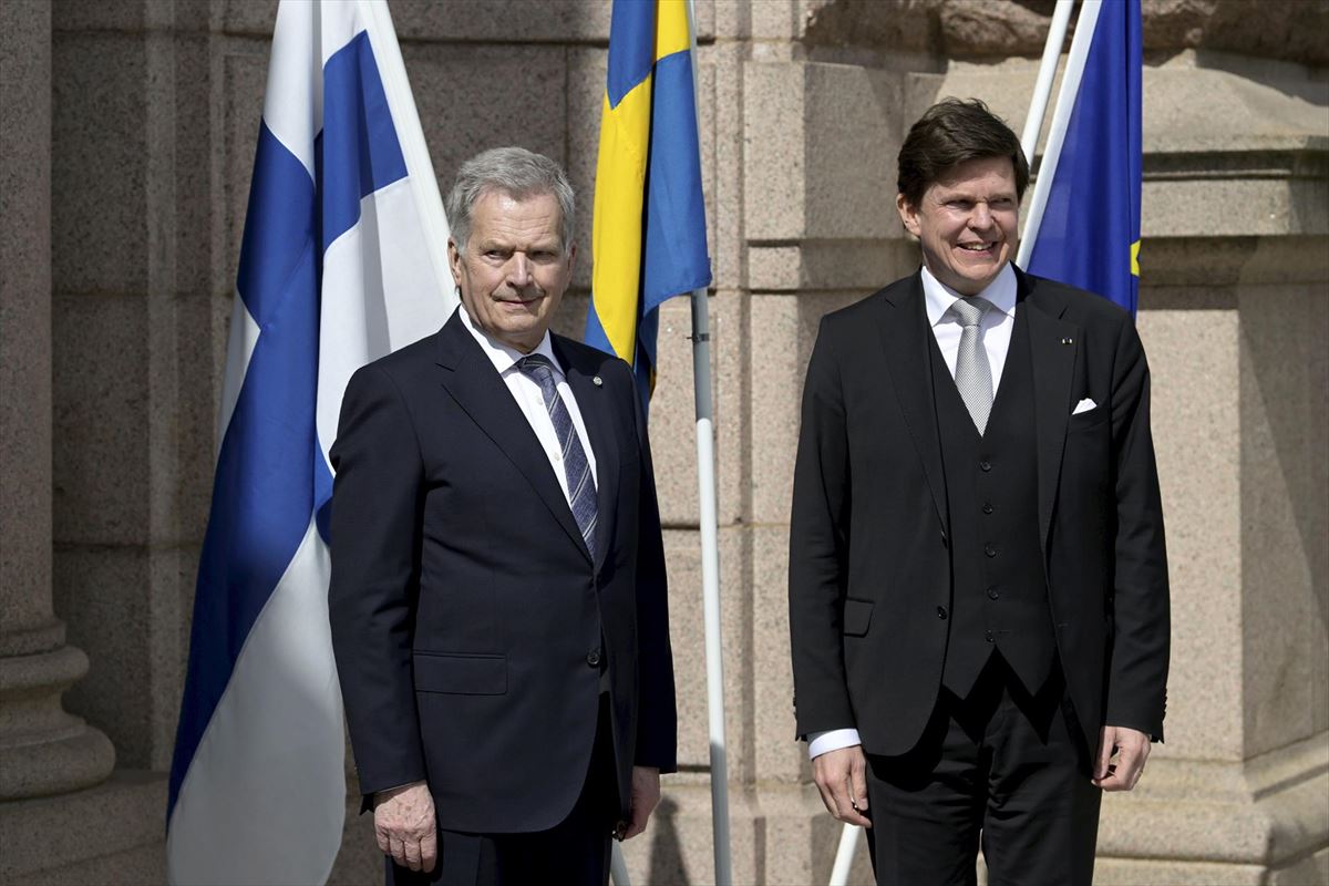 El presidente de Finlandia y el presidente del parlamento de Suecia. Foto: EFE.