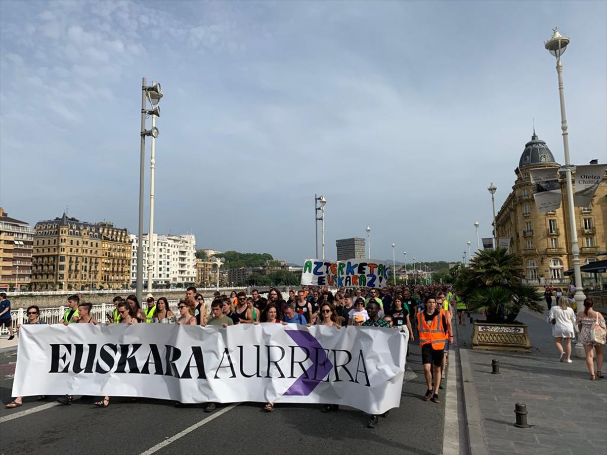 Miles de personas participan en la manifestación a favor del euskera en San Sebastián