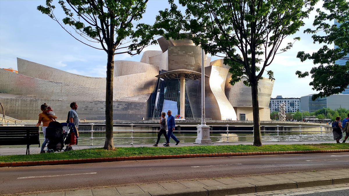 Gente paseando por las cercanías del Guggenheim Bilbao. Foto: EITB Media