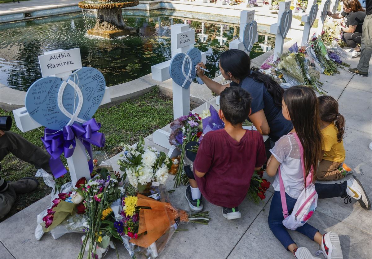 Familiares rinden homenaje a las víctimas de la masacre de Uvalde, en Texas. Foto: EFE.