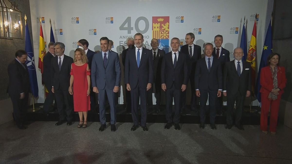 El secretario general de la OTAN, junto con el presidente del Gobierno de España y el Rey Felipe