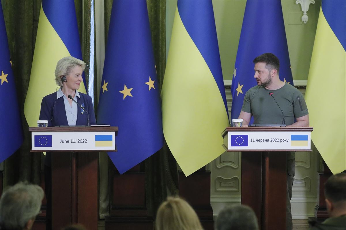 La presidenta de la CE, Ursula von der Leyen, y el presidente de Ucrania, Volodímir Zelenski. EFE